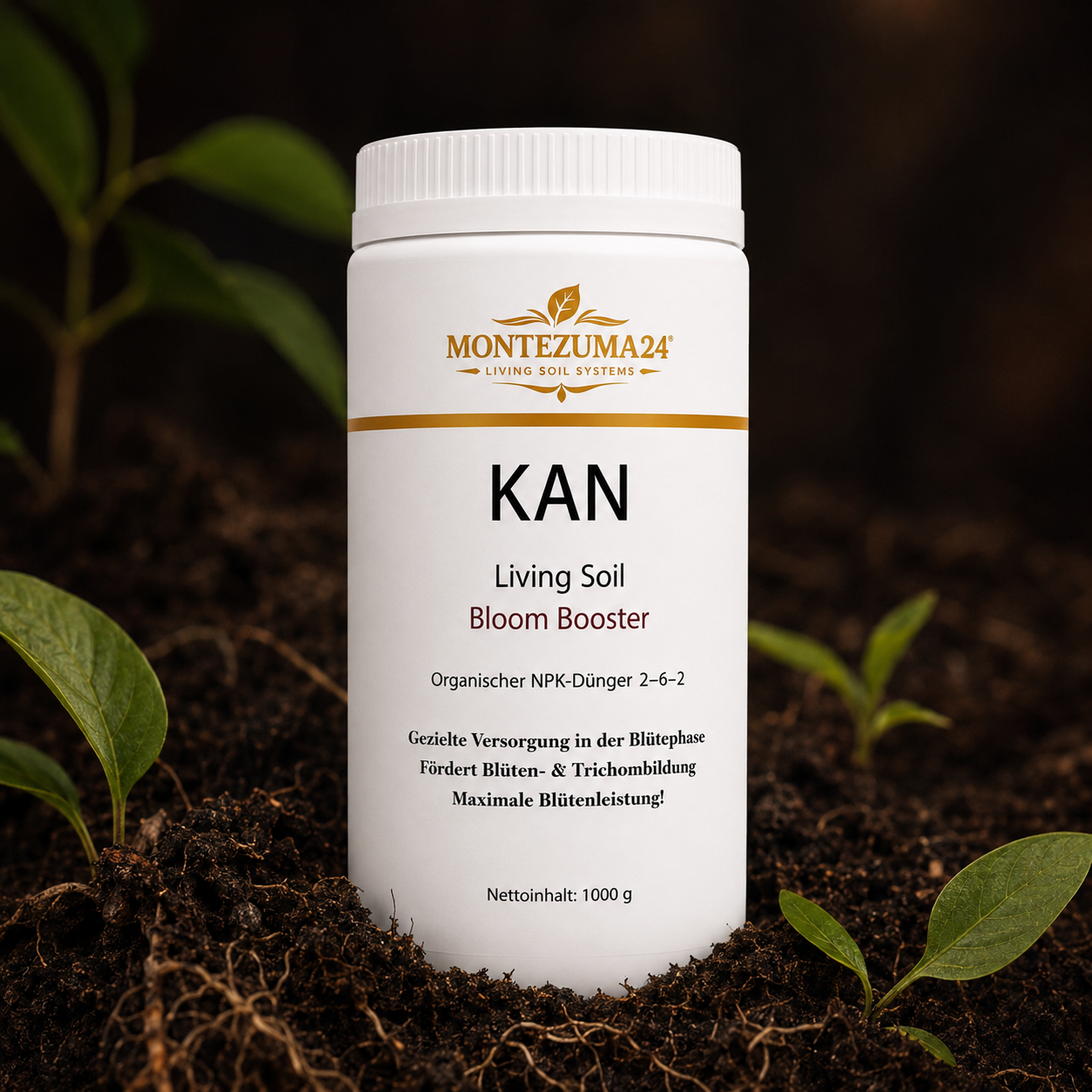 KAN Living Soil Bloom Booster von MONTEZUMA24 als organischer Blütedünger auf lebendiger Erde mit Wurzeln und jungen Pflanzen