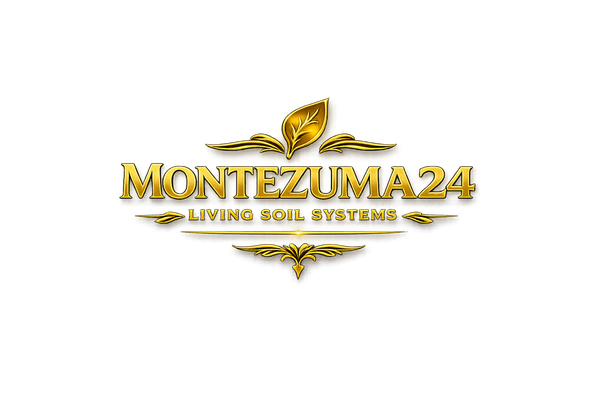 Montezuma24 Living Soil Dünger Logo in Gold – organischer Dünger für lebendige Erde und gesunde Pflanzen